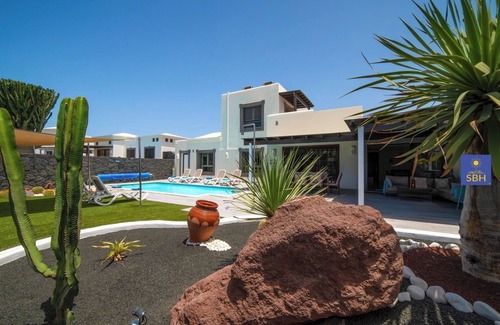 Playa Blanca Villa | 3 bedroom 3 bathroom, Beautiful property with Hot Tub and Air Conditioning