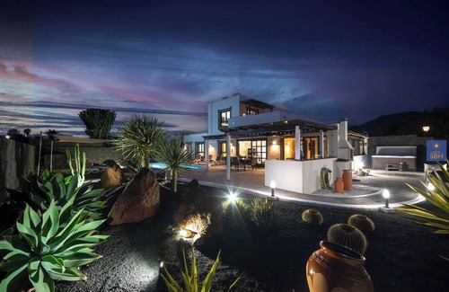 Playa Blanca Villa | 3 bedroom 3 bathroom, Beautiful property with Hot Tub and Air Conditioning