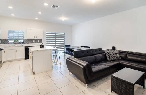 Florida City Apartment | 3 Bedroom 632163 by Houzlet