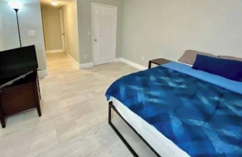 Davie Apartment | 3 Bedroom 644648 by Houzlet