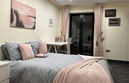 Bramcote House | 3 Bedroom Annex with Ensuites, free parking and large living space