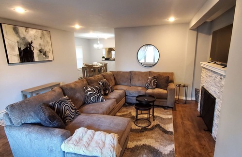 Queens House | 3 Bedroom Apartment. 5 min to JFK Airport. 30 min to Penn Station