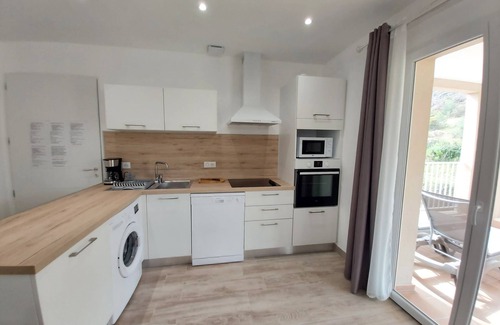 Galeria Apartment | 3 bedroom apartment heated pool air conditioned wifi 1 min river 7 min beach