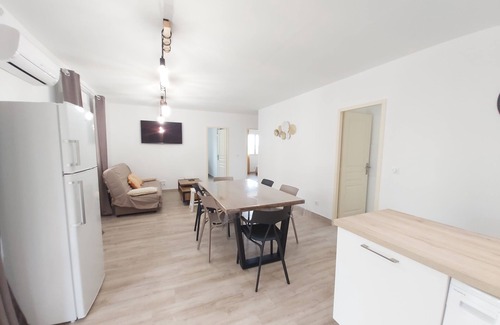 Galeria Apartment | 3 bedroom apartment heated pool air conditioned wifi 1 min river 7 min beach