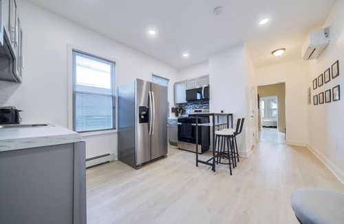 Elizabeth Apartment | 3-bedroom apartment in lovely Elizabeth with WiFi, AC