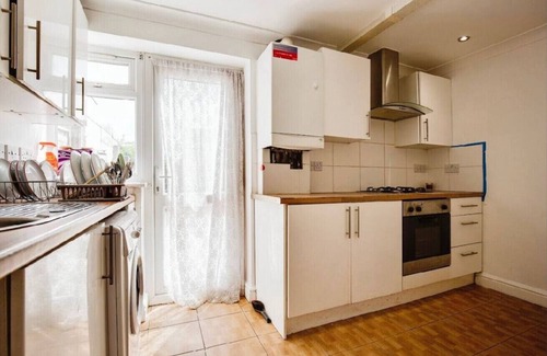 London Borough of Ealing Apartment | 3-bedroom apartment in lovely Northolt with AC