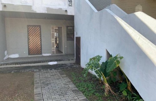Greater Johannesburg Metropolitan Area Apartment | 3-bedroom apartment in welcoming Sandton with AC
