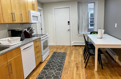 Central Square Apartment | 3 Bedroom Apt in Central Cambridge, walk to Harvard/MIT, in-unit laundry & A/C