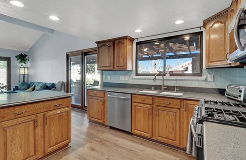 Chinatown House | 3-bedroom Artist Oasis in the HeART of Las Vegas