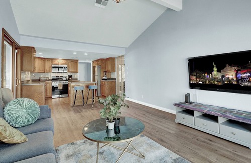 Chinatown House | 3-bedroom Artist Oasis in the HeART of Las Vegas