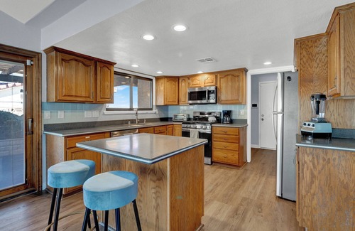 Chinatown House | 3-bedroom Artist Oasis in the HeART of Las Vegas