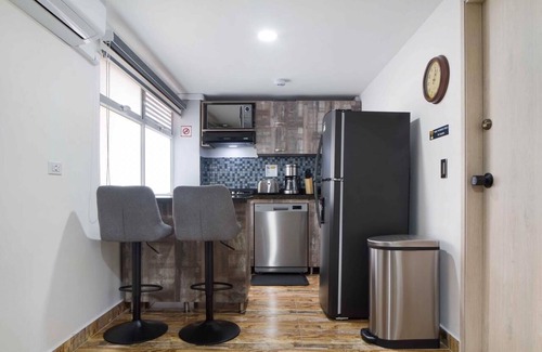 El Poblado Apartment | 3 Bedroom Balcony 3 Hot Tubs AC security