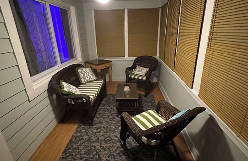 Charlotte House | 3-bedroom Beach House in Beautiful Charlotte near Beach with AC/Heat and Wi-Fi