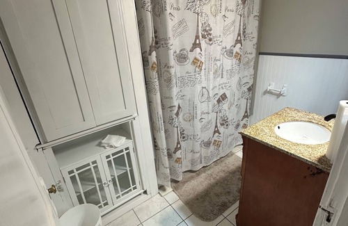 Charlotte House | 3-bedroom Beach House in Beautiful Charlotte near Beach with AC/Heat and Wi-Fi