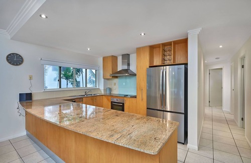 Clifton Beach Apartment | 3 Bedroom Beachfront Apartment at Clifton Beach