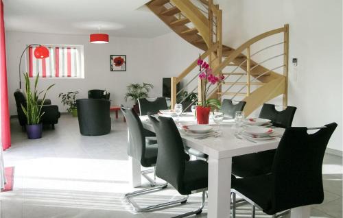 Dourdan House | 3 Bedroom Beautiful Home In Dourdain