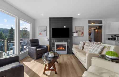 Cape Broyle Cabin | 3-bedroom cabin on Horsechops Pond, Cape Broyle with Hot tub, AC, WiFi