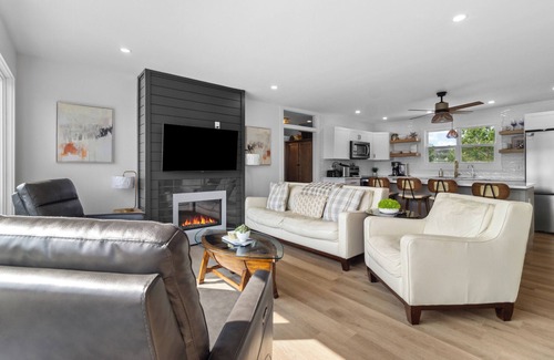 Cape Broyle Cabin | 3-bedroom cabin on Horsechops Pond, Cape Broyle with Hot tub, AC, WiFi