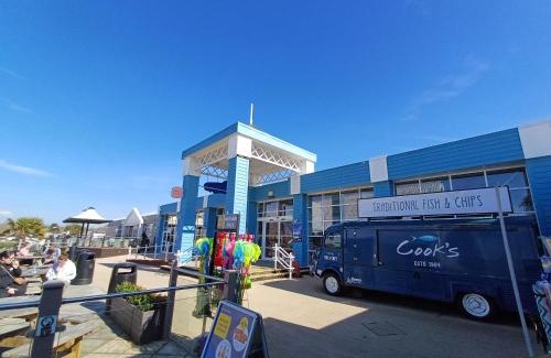 St Leonards-On-Sea Ski Chalet | 3 Bedroom Caravan - Sleeps 8 Parking Pets Beach