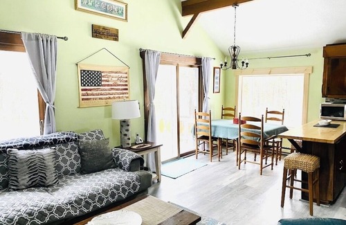 West Townshend Ski Chalet | 3+ -bedroom chalet with loft just 10 minutes from Magic, 20 minutes to Stratton.