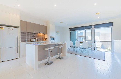 Torquay Apartment | 3 Bedroom Condo - Pool and Tennis Court Access - Torquay