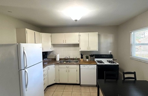 Bloomington House | 3 Bedroom Convenient Ranch