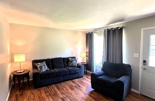 Bloomington House | 3 Bedroom Convenient Ranch