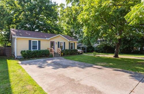 Inglewood House | 3 Bedroom Cottage Only 3 Miles from Downtown