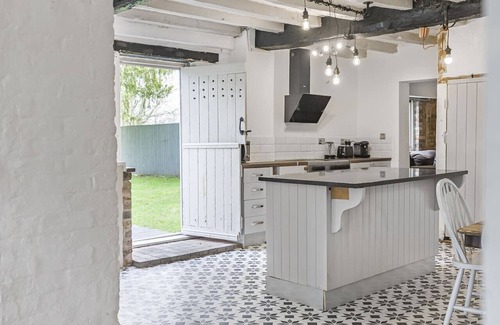 Shifnal Apartment | 3 Bedroom Country Cottage with Private Fenced Garden