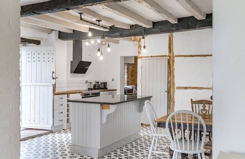 Shifnal Apartment | 3 Bedroom Country Cottage with Private Fenced Garden