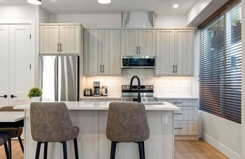 Regional District of Nanaimo Hotel | 3-bedroom Daily Monthly Rates Available Unit 1