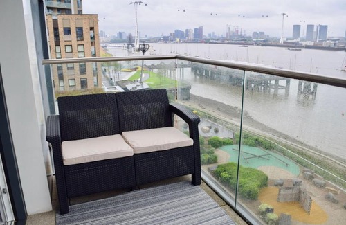 Peninsula Apartment | 3 Bedroom Dual-Aspect Flat With River Views