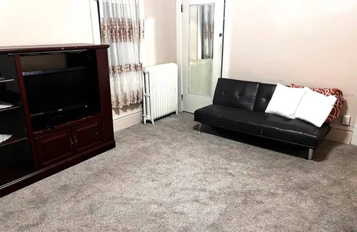Carnegie House | 3-bedroom duplex minutes to downtown