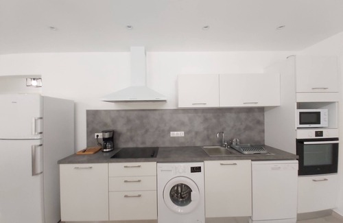 Galeria Apartment | 3 bedroom flat, heated pool, air conditioning, wifi, 1 min river, 7 min beach