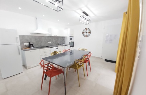 Galeria Apartment | 3 bedroom flat, heated pool, air conditioning, wifi, 1 min river, 7 min beach