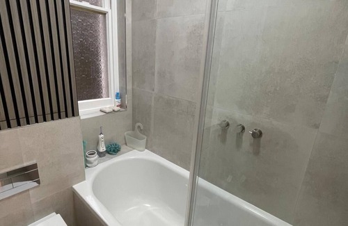 South Richmond Apartment | 3 Bedroom Ground Floor Period Flat Close to Richmond Town Centre, River & Park