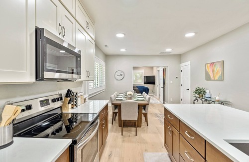 East Central House | 3 Bedroom Home Close to University/Garage