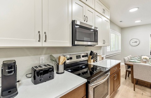 East Central House | 3 Bedroom Home Close to University/Garage