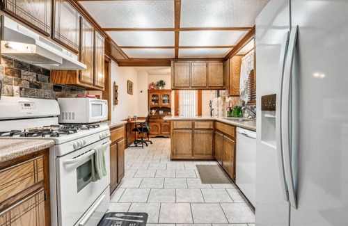 Yukon House | 3 bedroom Home in Yukon!