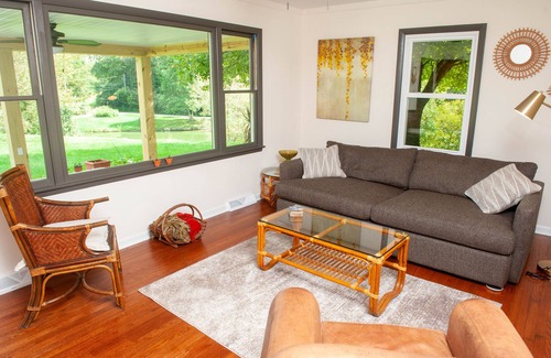 Alexandria House | 3-bedroom home on 4 acres with a hot tub. Pet Friendly. 30 mins from Columbus.