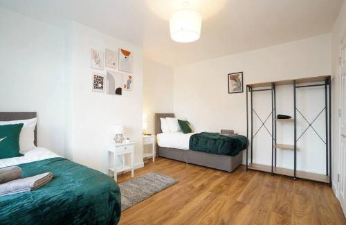 Harehills Apartment | 3 Bedroom Home with Free parking