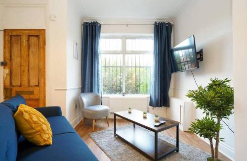 Harehills Apartment | 3 Bedroom Home with Free parking