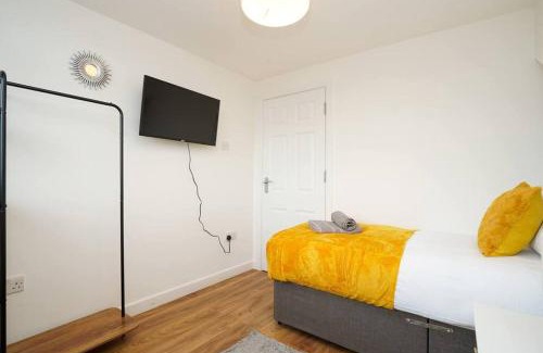 Harehills Apartment | 3 Bedroom Home with Free parking