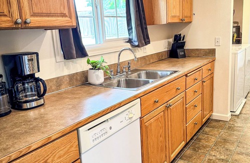 East Lake Hills House | 3-bedroom House 10Min to Lakes, Parks, and Downtown Bellevue