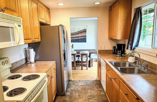 East Lake Hills House | 3-bedroom House 10Min to Lakes, Parks, and Downtown Bellevue