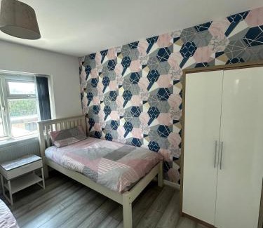 Stonnall Apartment | 3 Bedroom House Driveway near to NEC - 6 guests