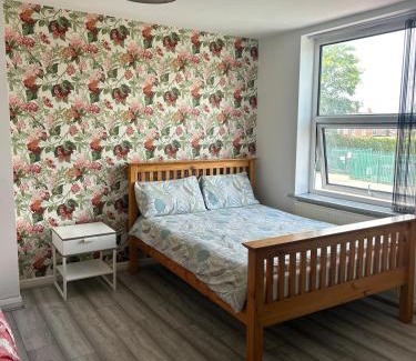 Stonnall Apartment | 3 Bedroom House Driveway near to NEC - 6 guests