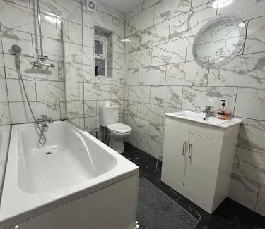 Stonnall Apartment | 3 Bedroom House Driveway near to NEC - 6 guests