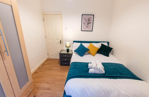 Luton House | 3 bedroom House for Contractors,Workers,Relocation,Insurance,Family, Free Parking, Ashburnham 1