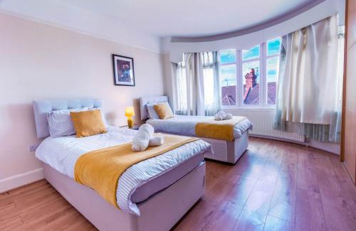 Luton House | 3 bedroom House for Contractors,Workers,Relocation,Insurance,Family, Free Parking, Ashburnham 1